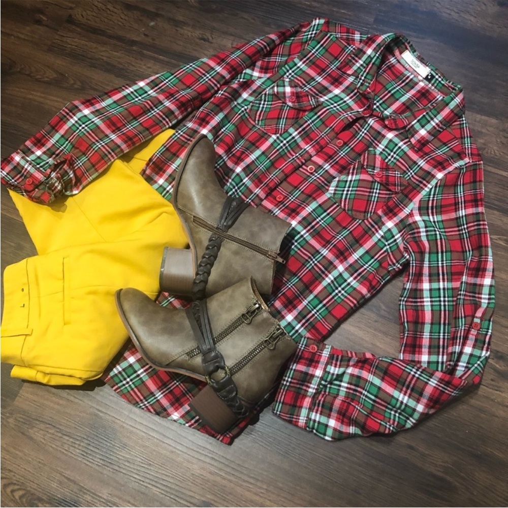 Yaya Club flannel Santa is coming to town blouse